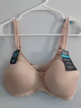 NWT 40C tan bra.  BALI smoothing, breathable wireLESS bra. "Comfortable Support"